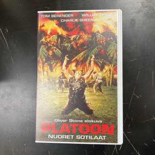 Platoon - nuoret sotilaat VHS (VG+/M-) -sota-